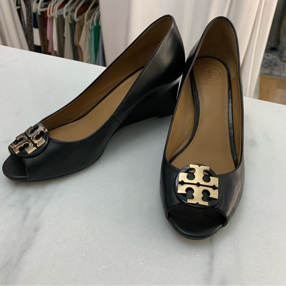 Tory Burch l Peep Toe Wedge Pumps Black w/ Gold Logo
